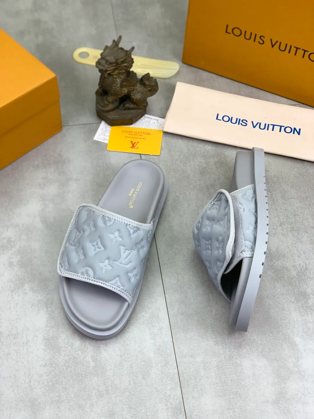 Men's shoes 💰P320 💰[New style]🆘 Original quality [LOUIS VUITTON] The popular Louis Vuitton LV men's slippers on the official website are on sale simultaneously! Original fabric imported from Italy, original factory special supply, code number: 38-44 (45 customized), many colors available